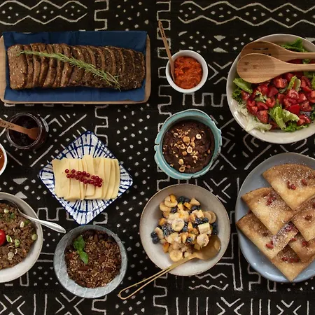Bed & Breakfast Yoga, Bed & Vegan Breakfast *