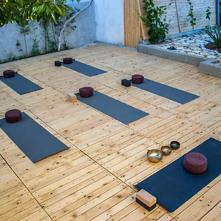 Bed & Breakfast Yoga, Bed & Vegan Breakfast *